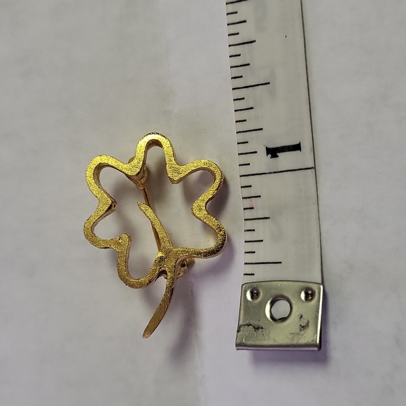 Negative Space Flower Pin - Picture 3 of 4